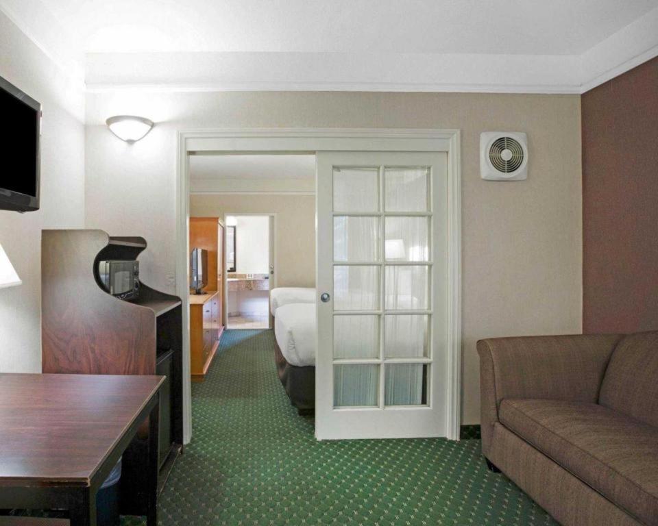 Ramada Suites By Wyndham San Diego Exterior foto