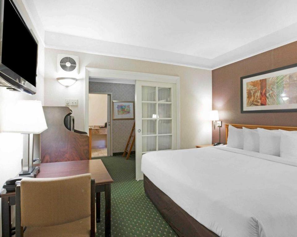 Ramada Suites By Wyndham San Diego Exterior foto